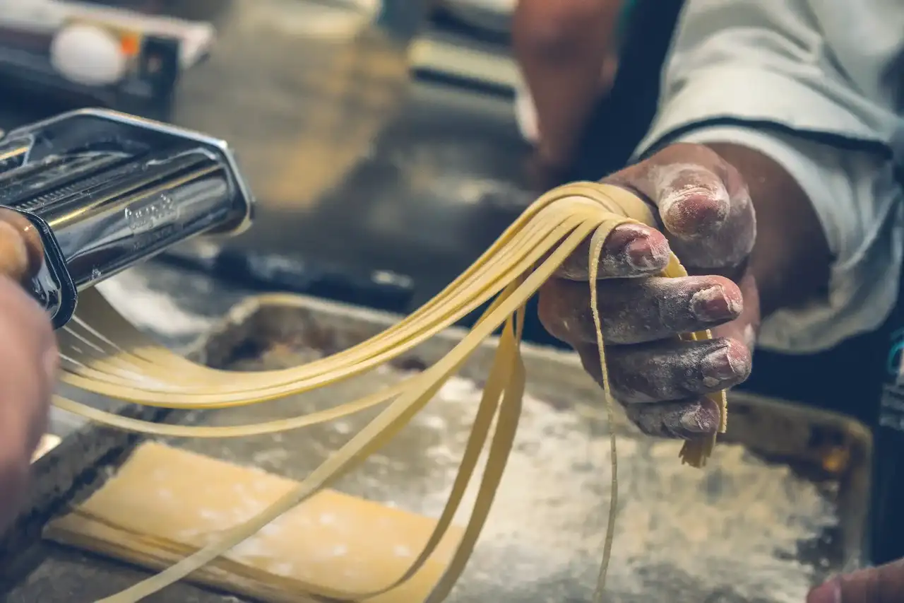 Italienische Pasta Produktion von Hand