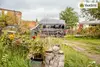Camper steht hinter Blumen auf einem Platz zum Campen