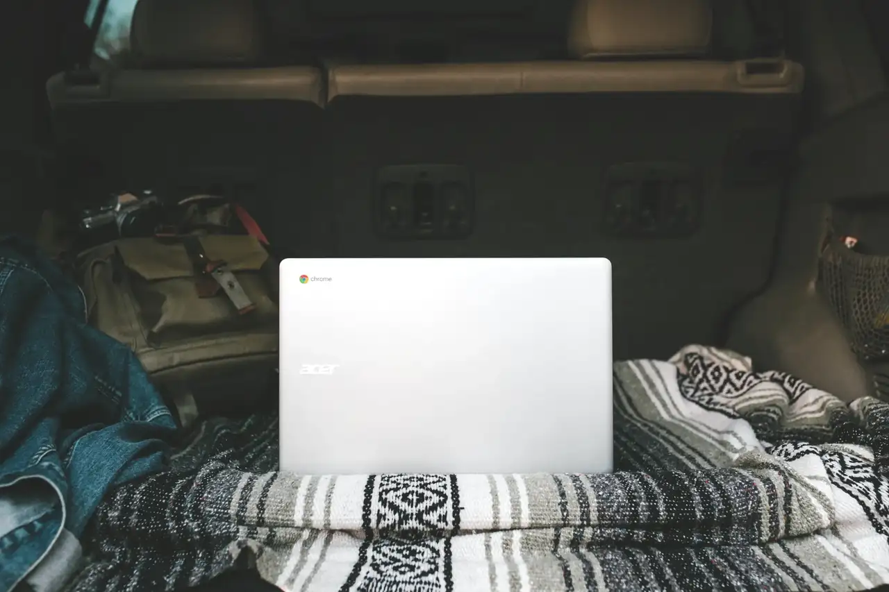 Laptop im Kofferraum eines Fahrzeugs.