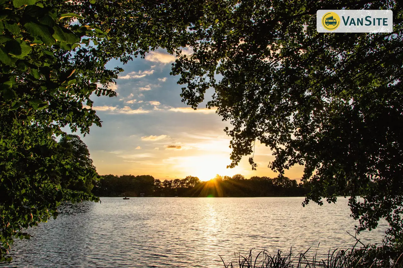 Ausblick auf einen See an der Mecklenburgischen Seenplatte