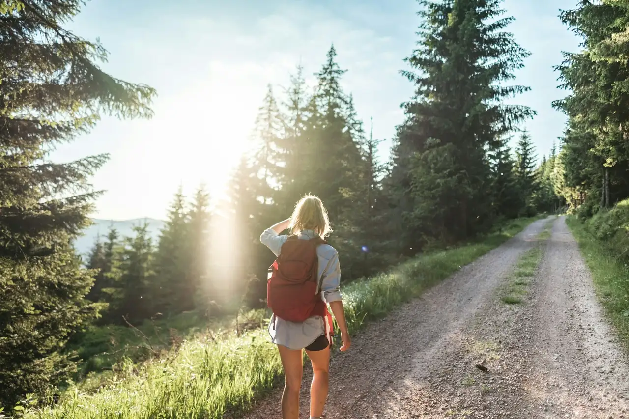 Frau beim Wandern im Allgäu bei Sonnenschein