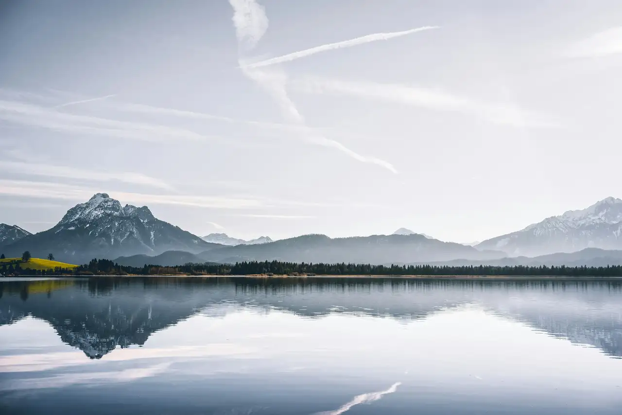 Hopfensee mit Kondensstreifen am Himmel