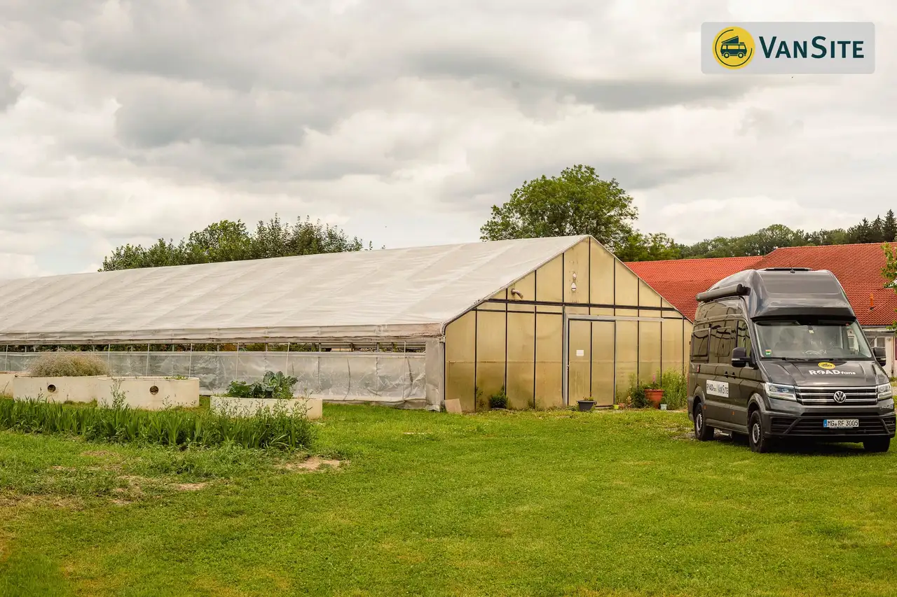 Wohnmobil steht auf vor einer Kürbisfarm