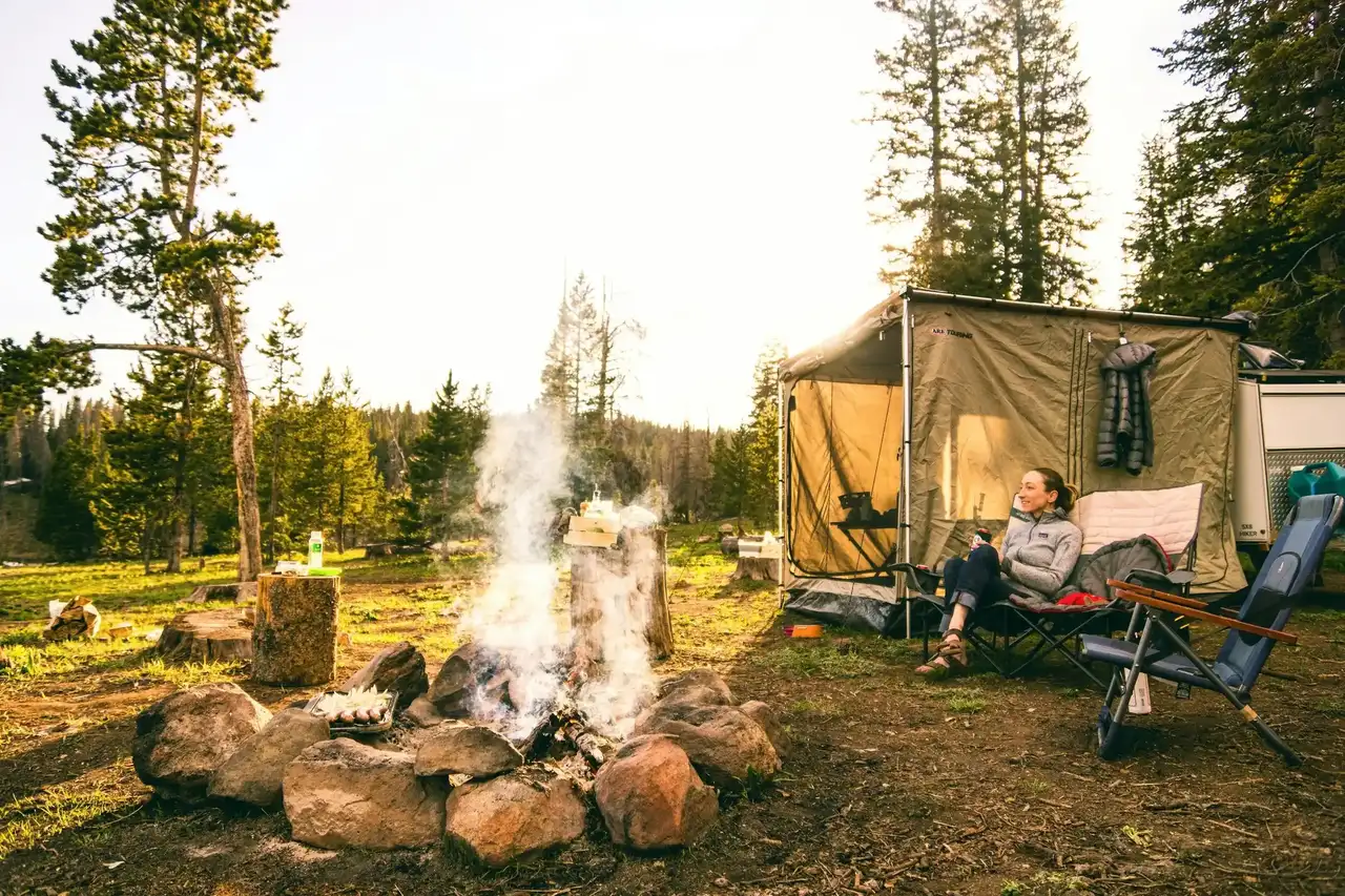 Lagerfeuer draußen beim Camping