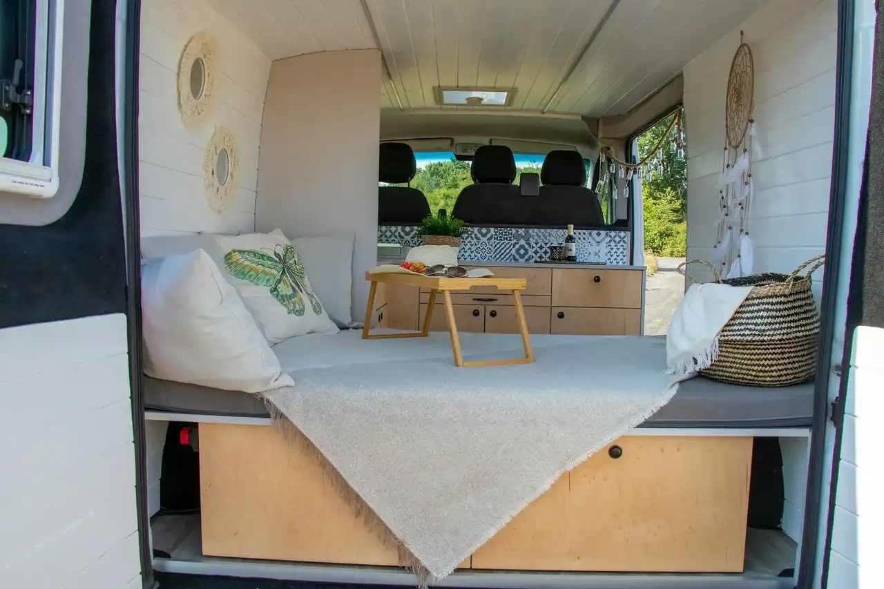 Stilvolle Innenausstattung und Deko im Campervan