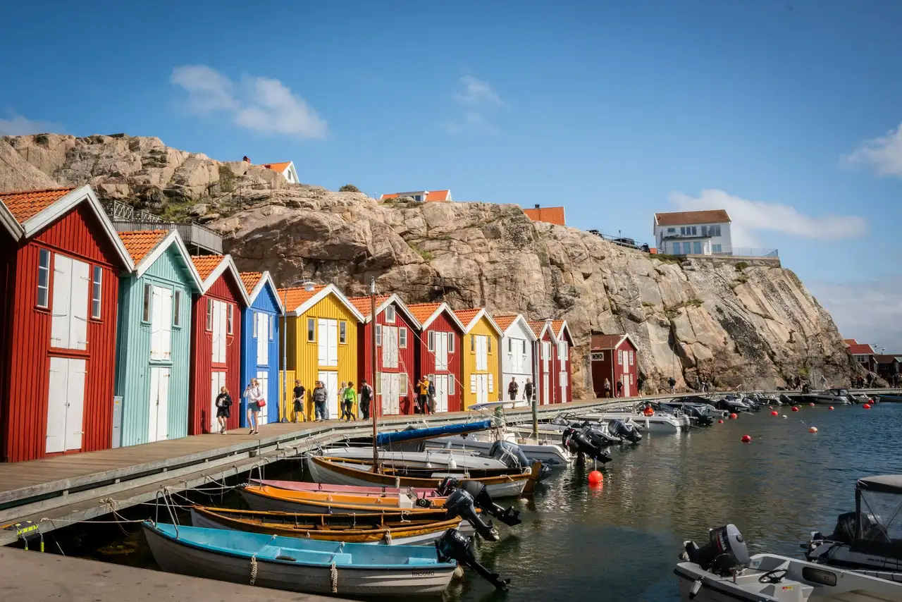 Bunte Schwedenhäuser am Ufer in Smögen in Schweden