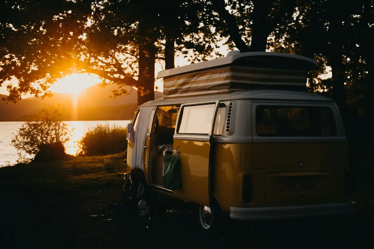 Wohnmobil auf einem Stellplatz an einem See im Allgäu