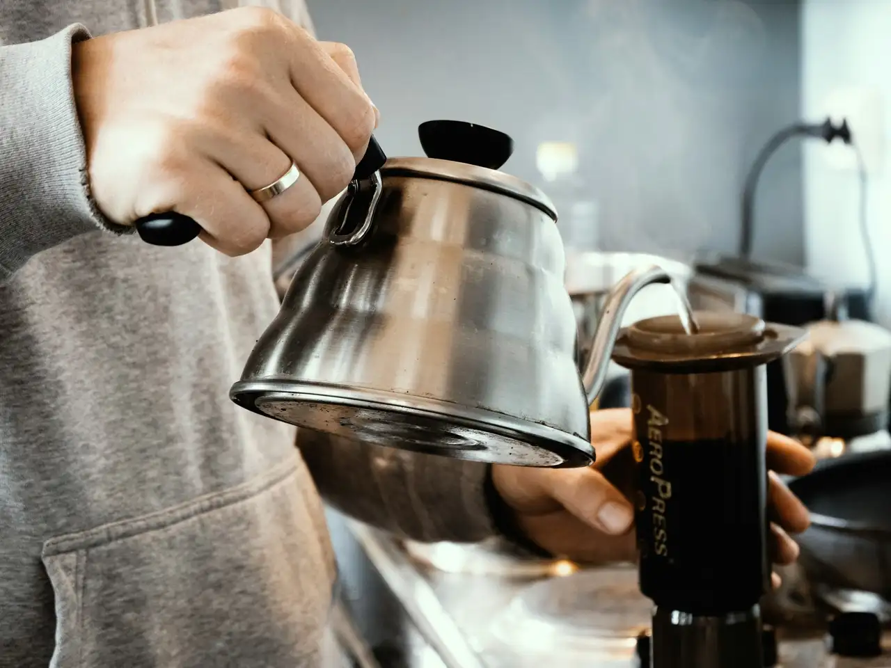 aeropress wird mit heißem wasser aufgefüllt