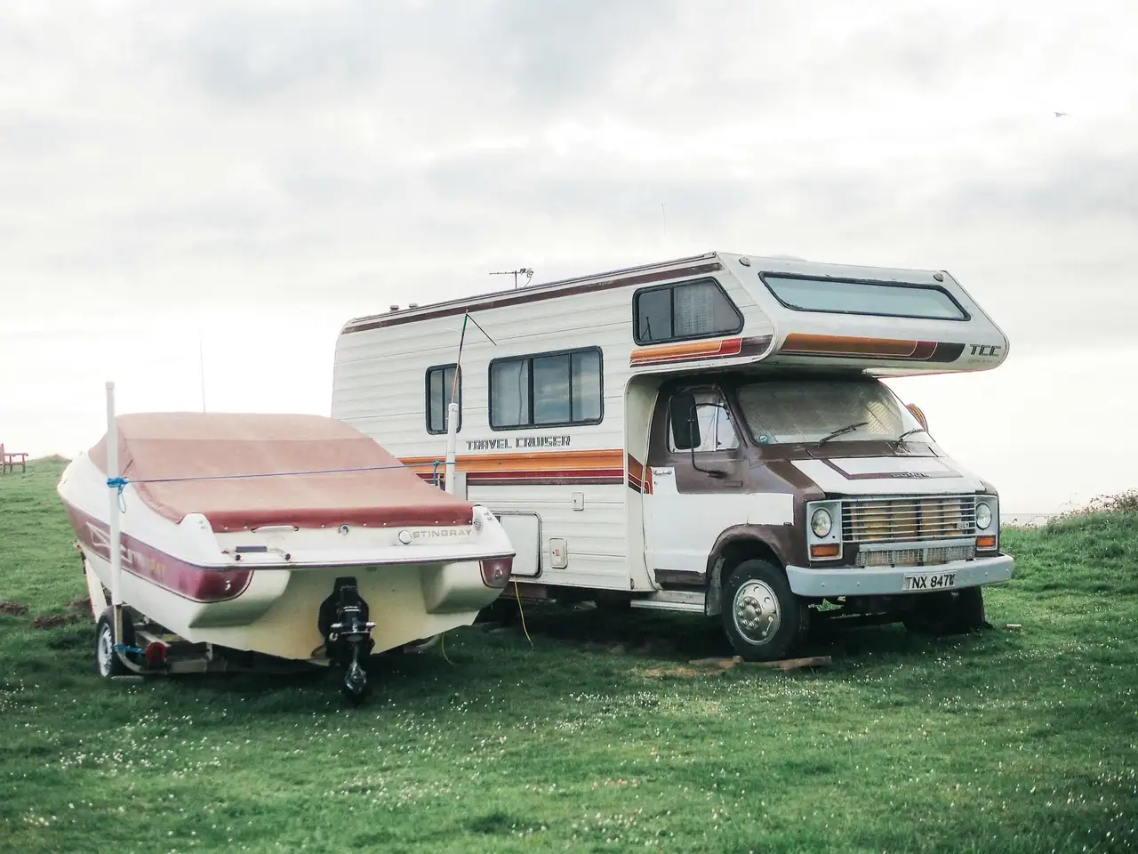 Boot und Wohnmobil in der freien Natur