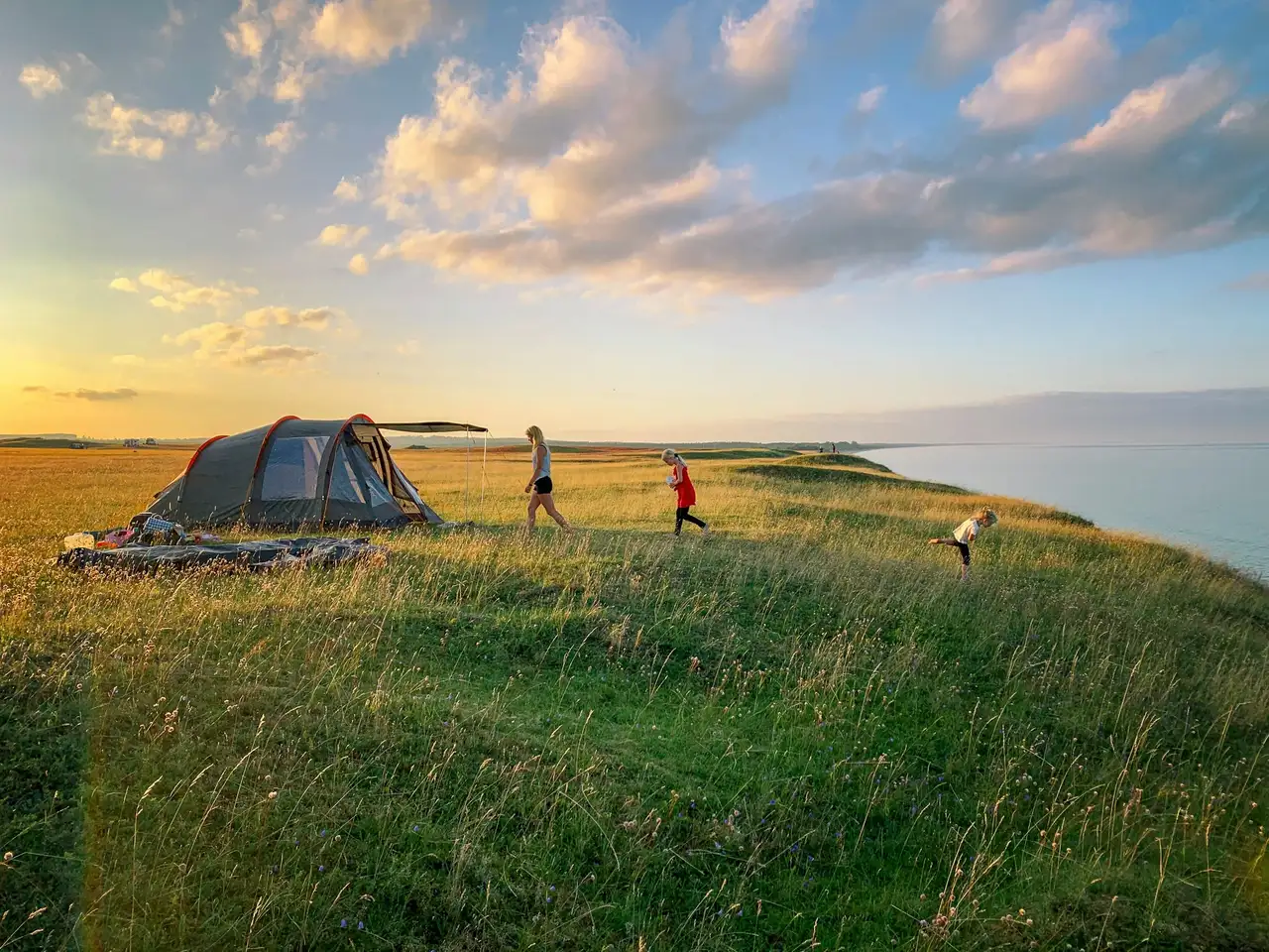 Familie mit Zelt am Meer in Schweden