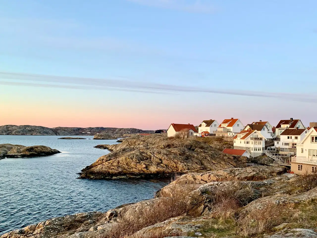 Stockholmer Archipel Küste mit Felsen und Häusern
