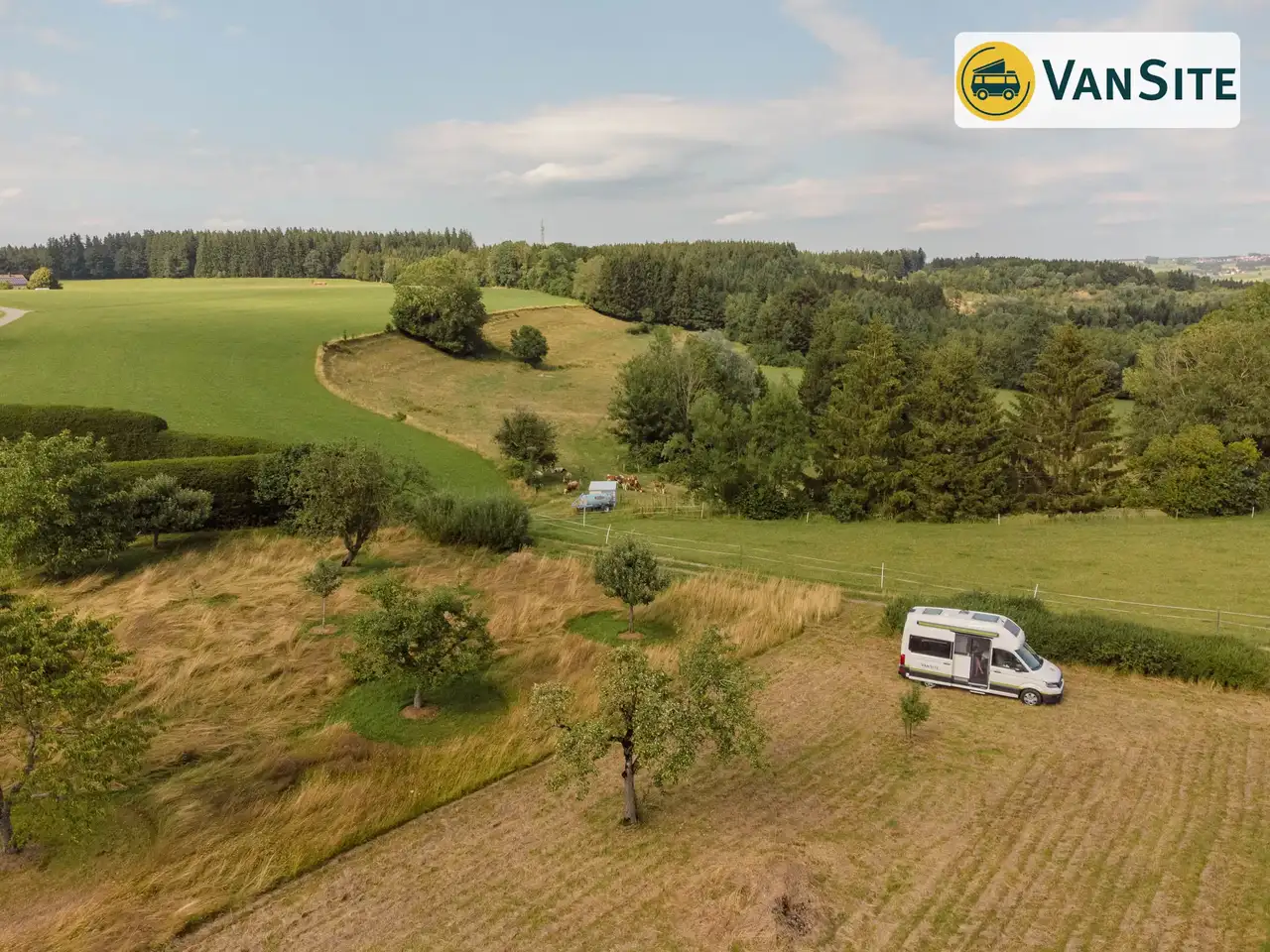 Van steht auf einem Feld im Grünen in Deutschland