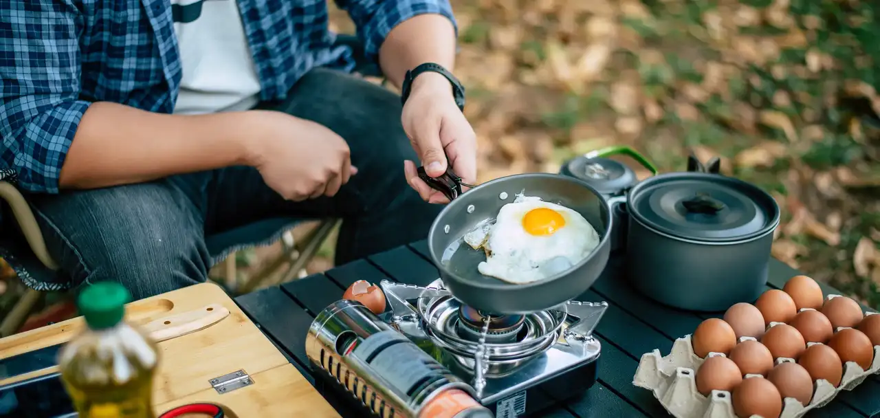 Spiegelei in einer Pfanne über dem Campingkocher