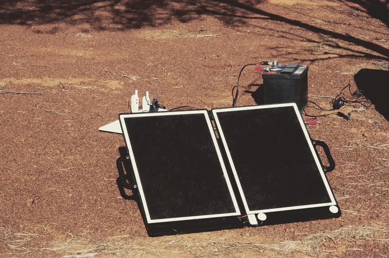 Ein Solarpanel beim Camping.