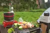 Grillen beim Campen mit einem Holzkohlegrill.