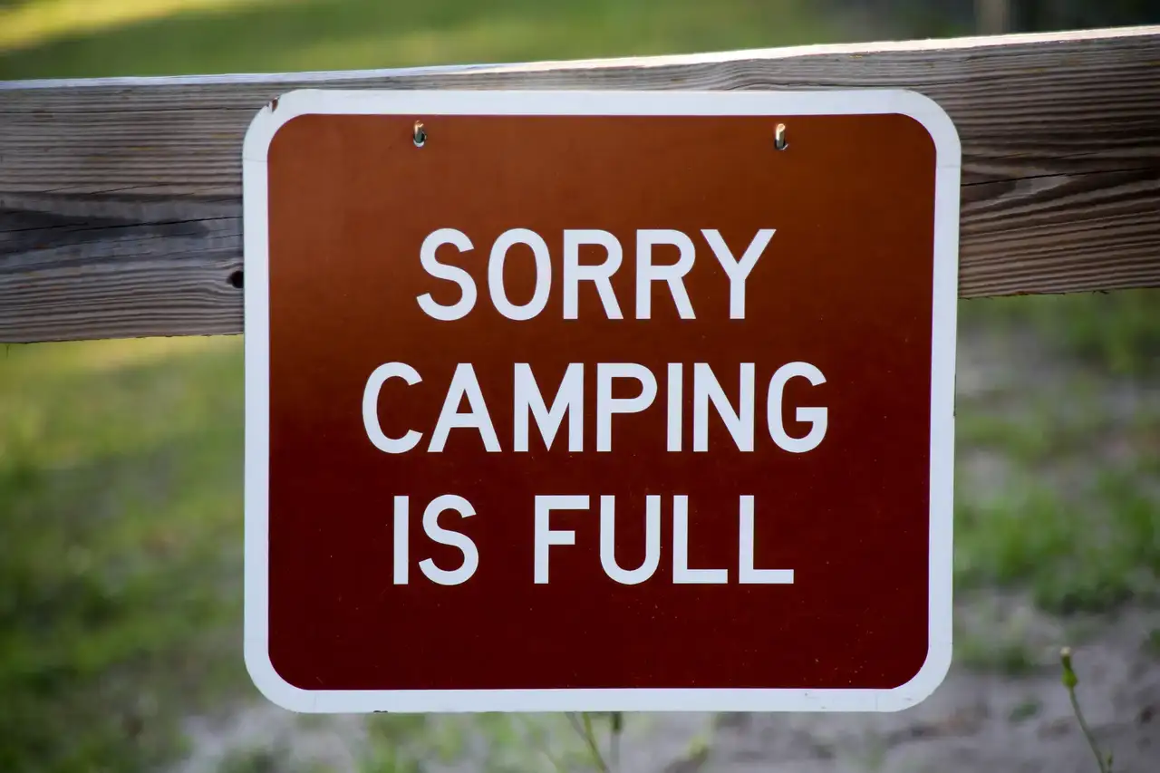Schild mit der Aufschrift Sorry Camping is Full