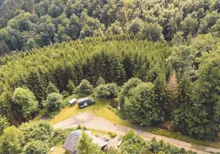 Ein Stellplatz für Camper im Sauerland (NRW) direkt am Wald.