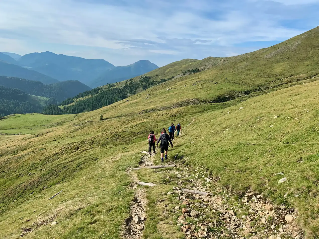 Menschen laufen durch die Alpen