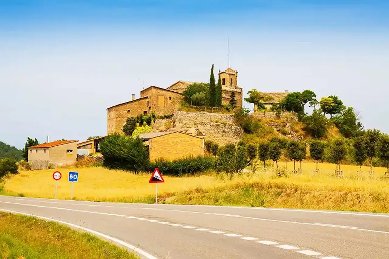 Landstraße mit Ruine in Italien