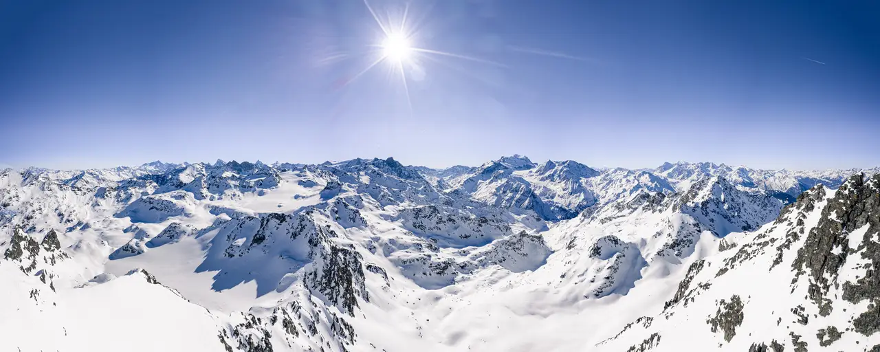 Schneebedeckte Berge als Ausblick beim Camping in Österreich
