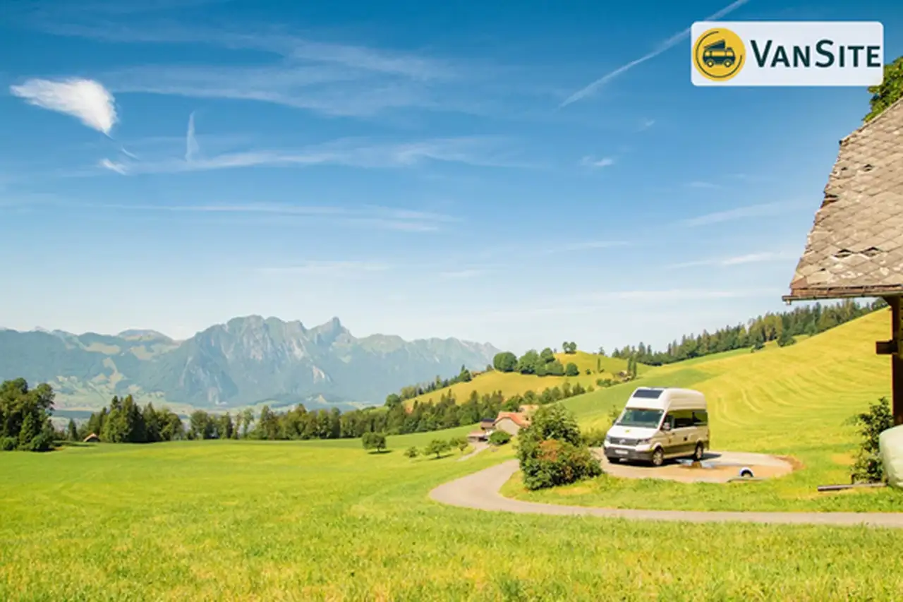 Van steht in schweizer Berglandschaft