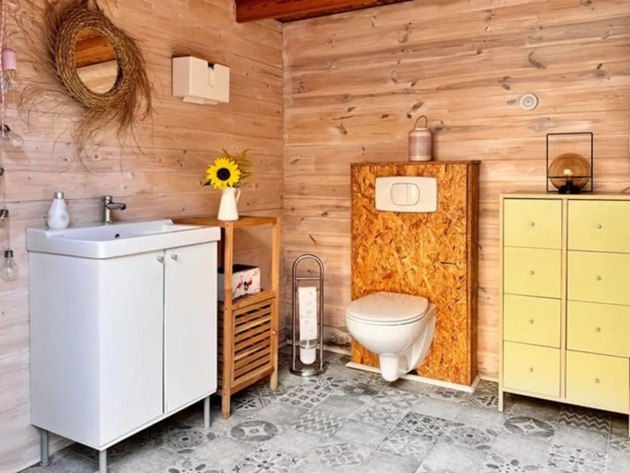 Waschbecken, WC, und weitere Badeinrichtungen in einer Holzhütte