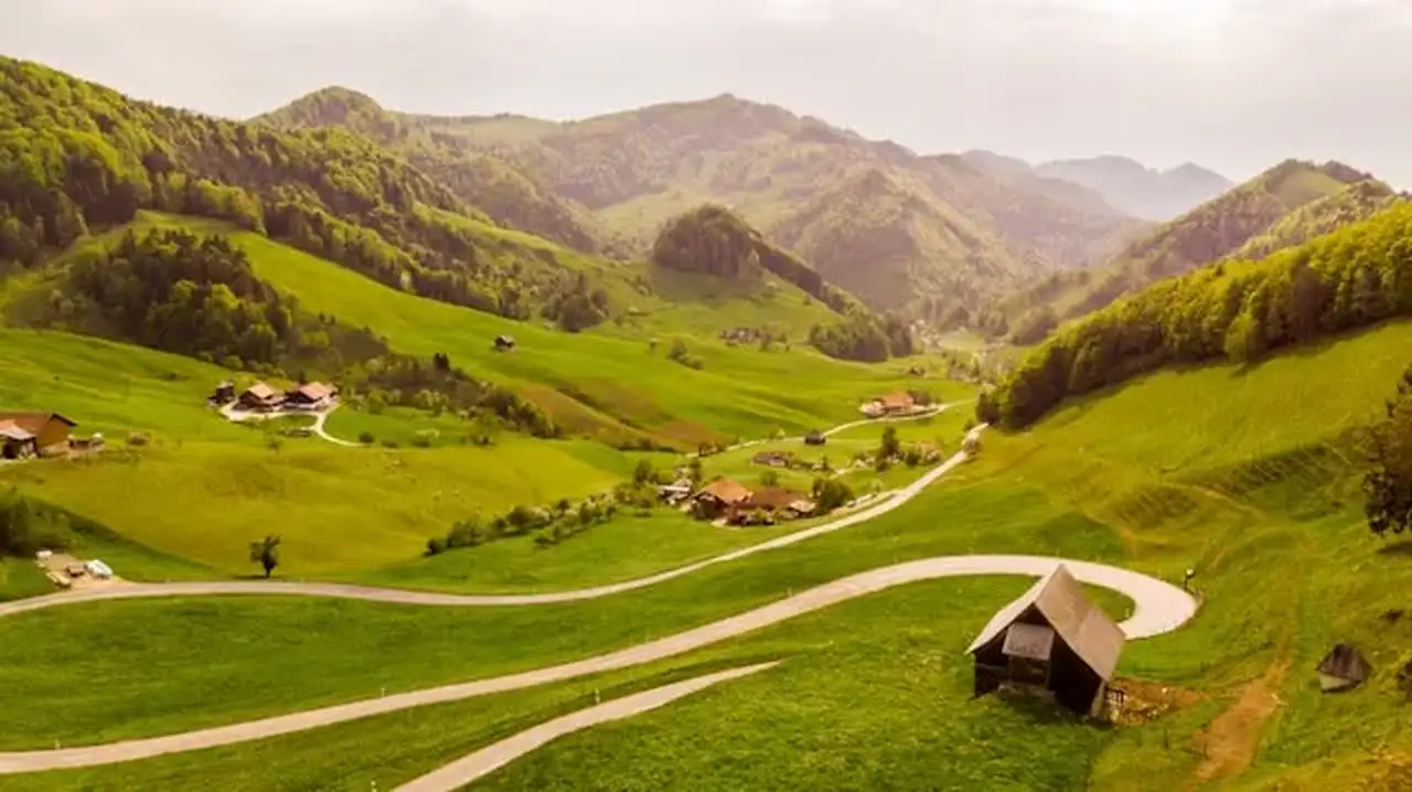 Hügellandschaft in der Schweiz mit kleinen Hütten