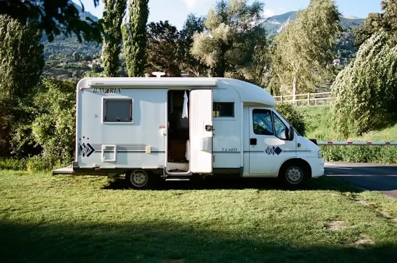 Wohnmobil weiß im Garten