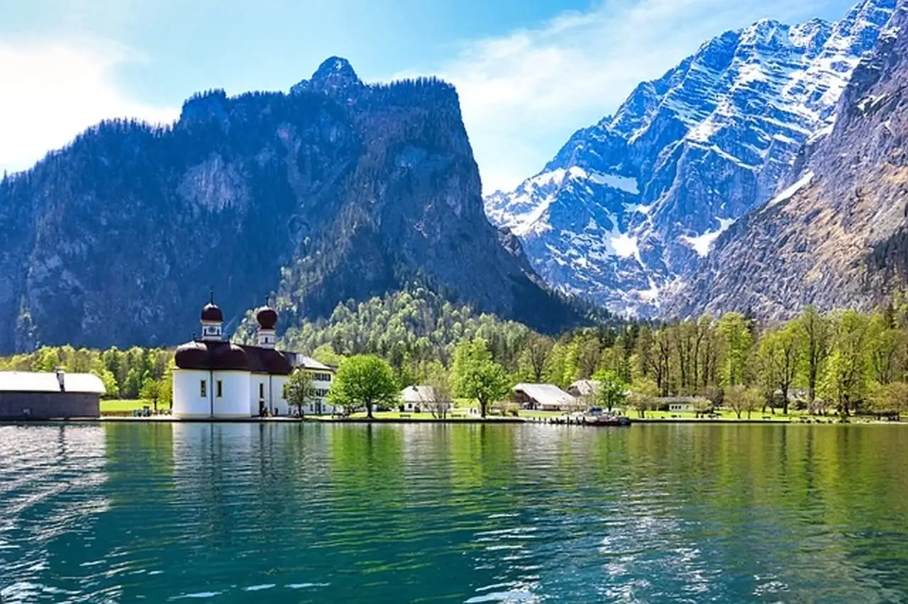 Königsee mit Kirche und Bergen