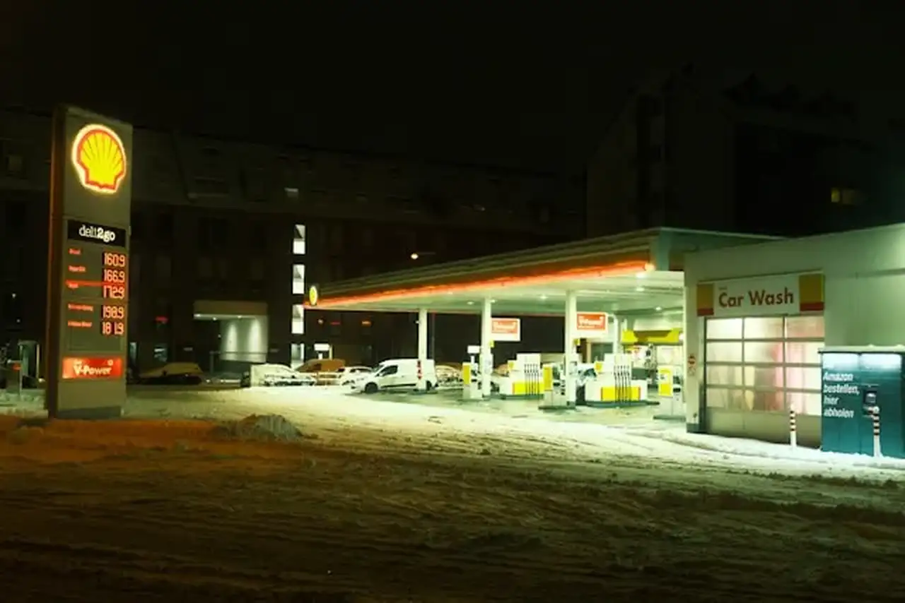 Tankstelle am Abend