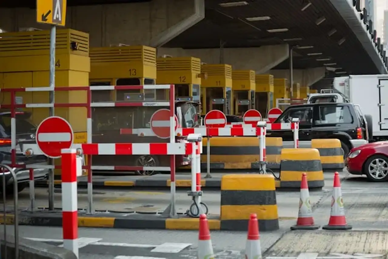 Mautstation und Fahrzeuge