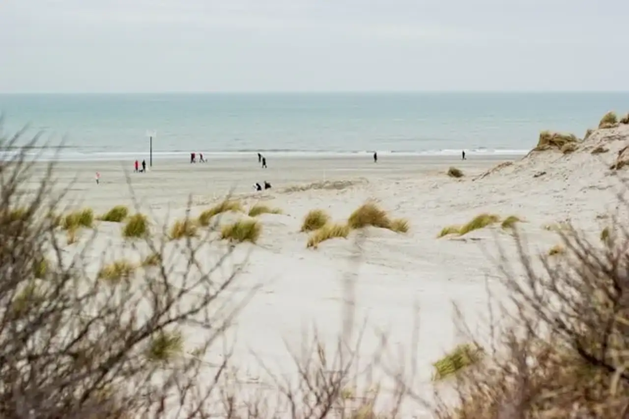 Strand mit Menschen an der Ostsee
