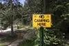 Schild auf dem no camping here steht