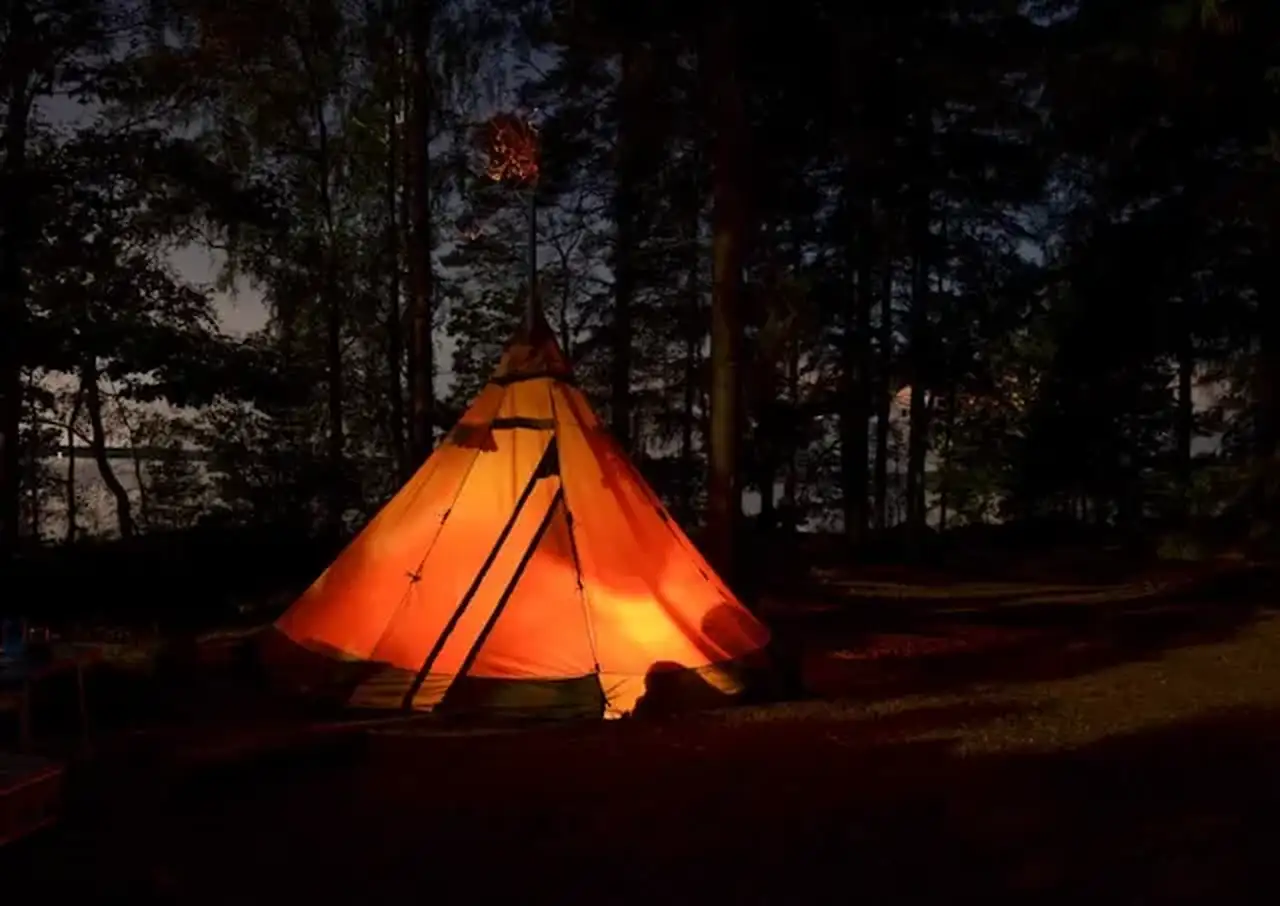 Camping am Abend im Zelt
