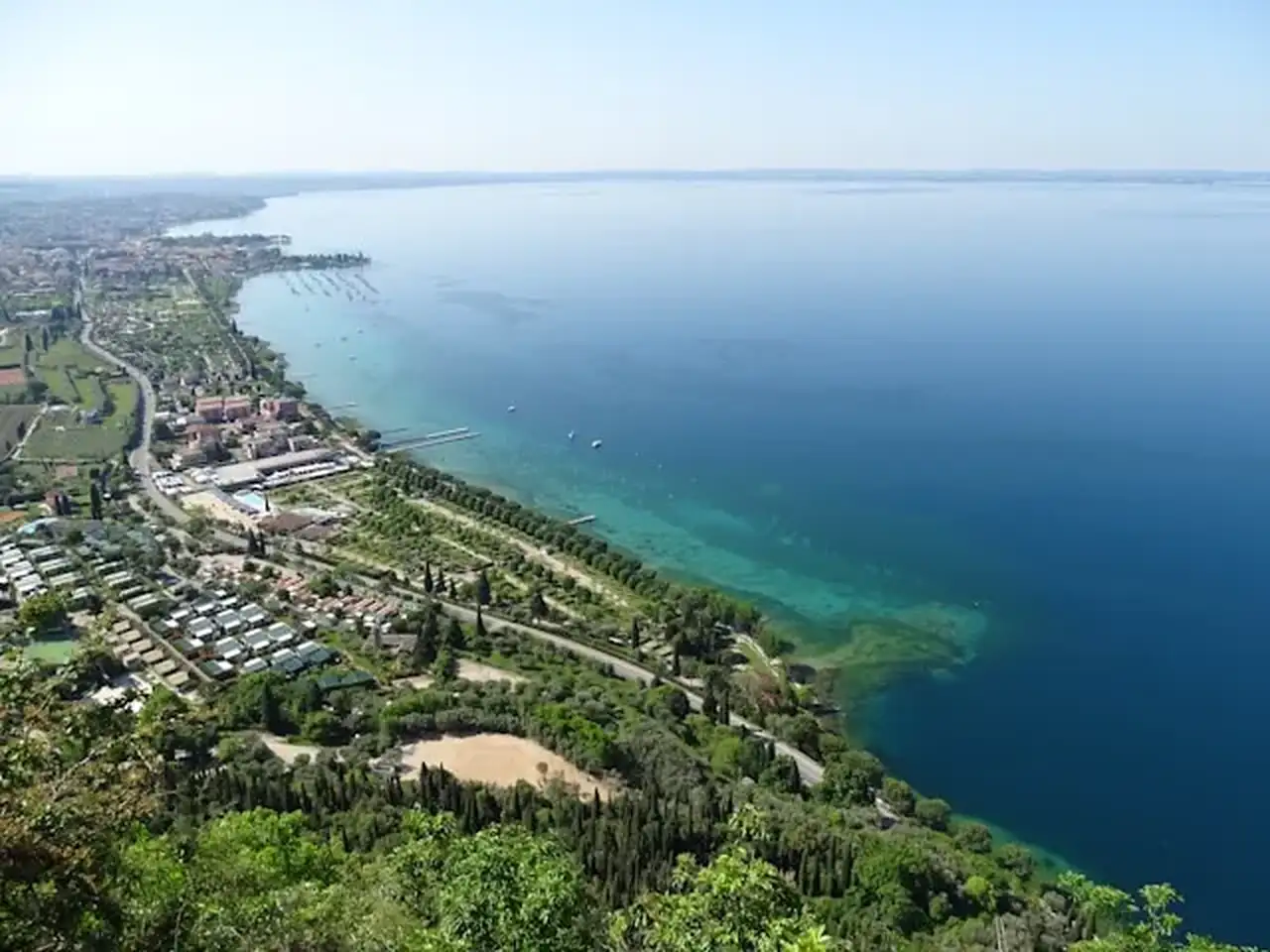 Blick von oben auf den Gardasee