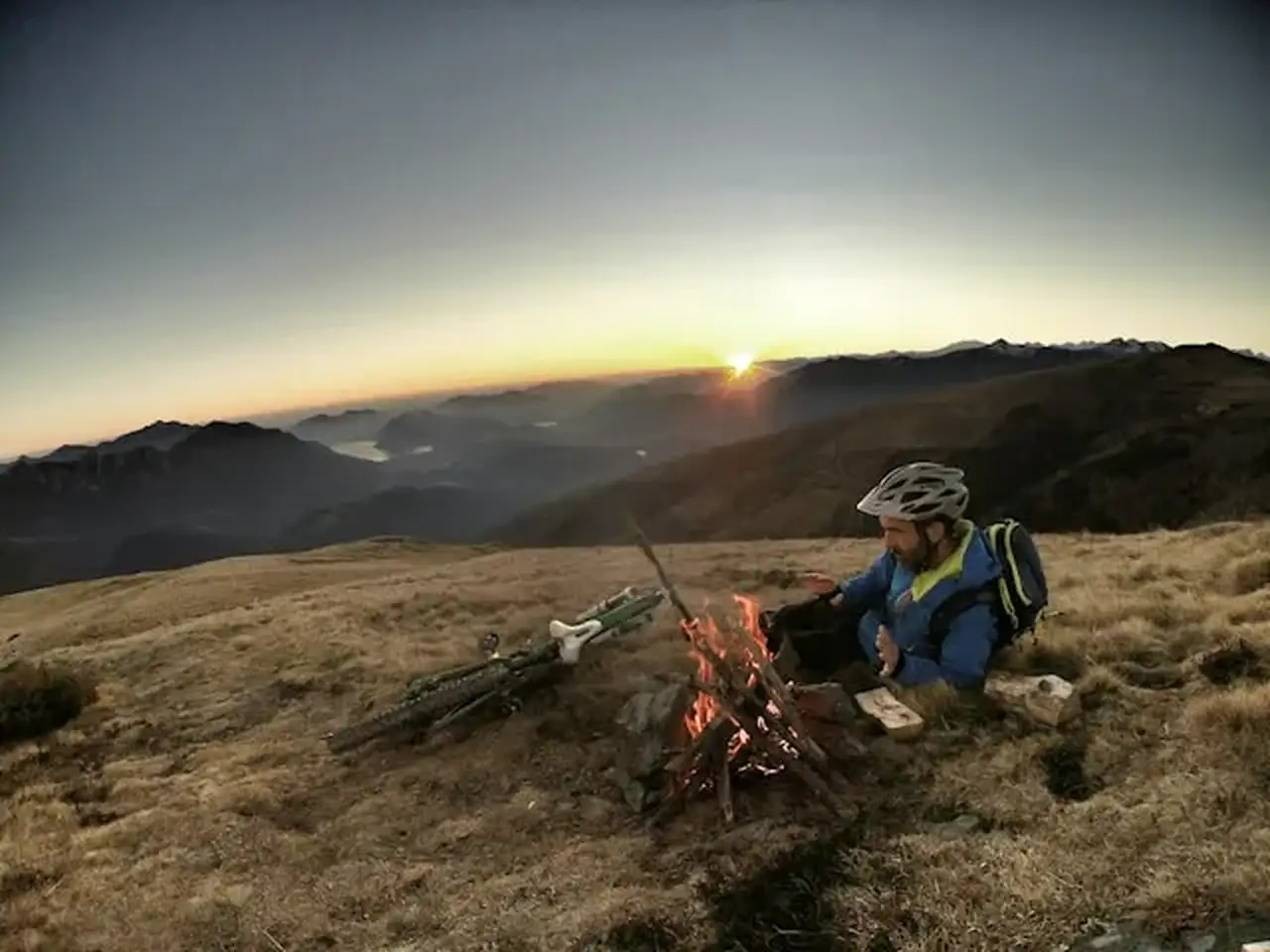 Radfahrer macht Pause am Feuer