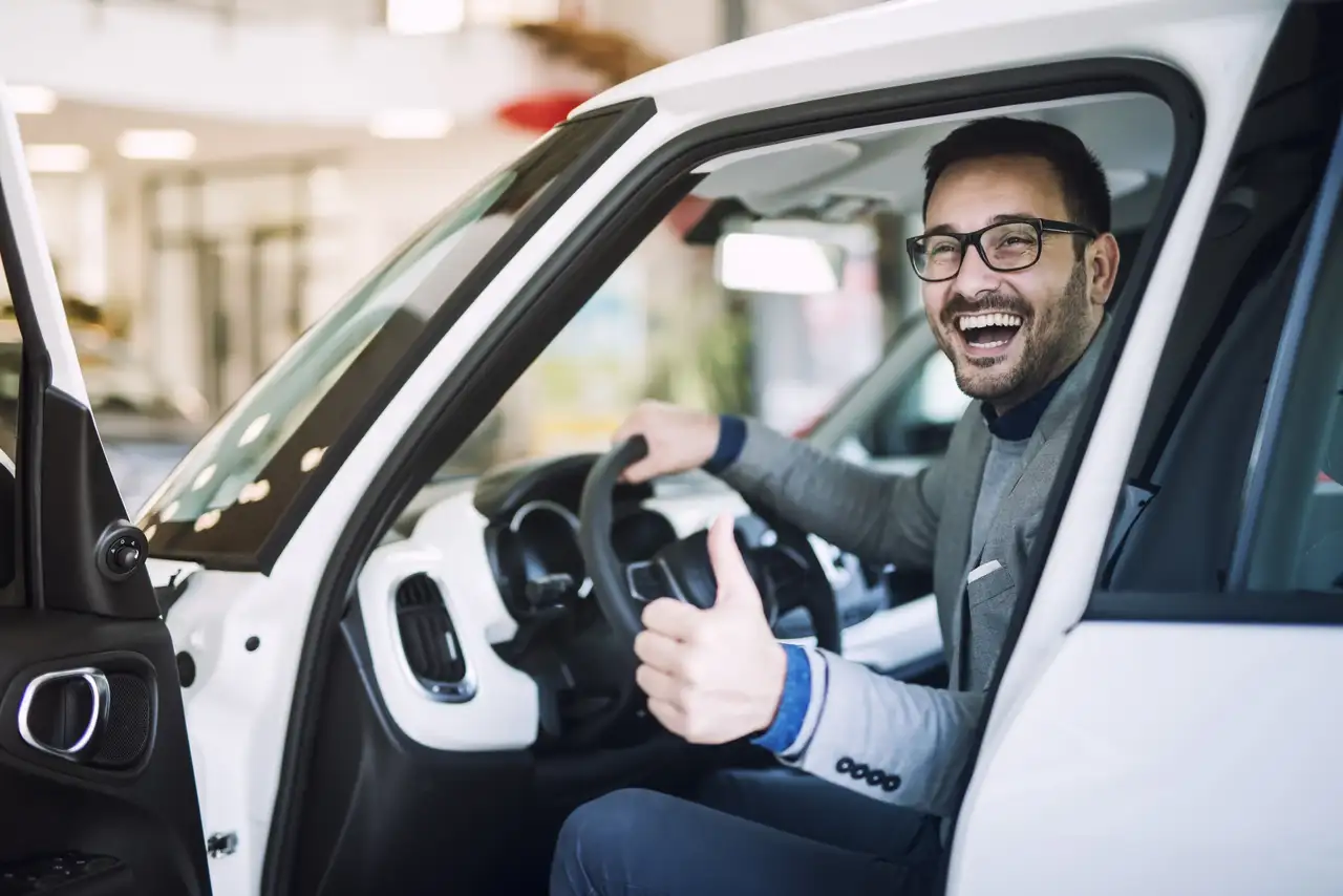 Mann im neuen Wohnmobil aus einem Insolvenzverkauf