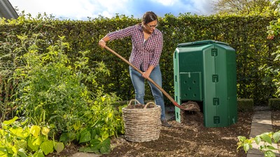 Thermokomposter Neudorff Duotherm in einem Garten