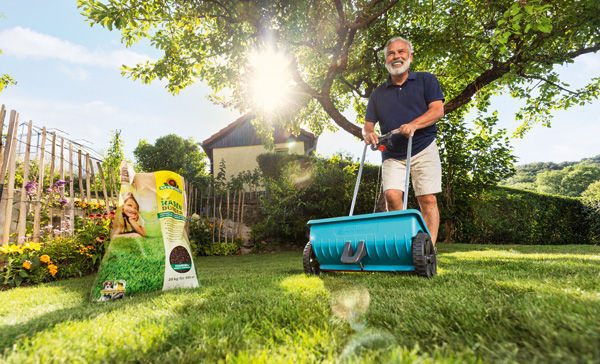 Rasen dngen im Frhling: So wird der Rasen grn