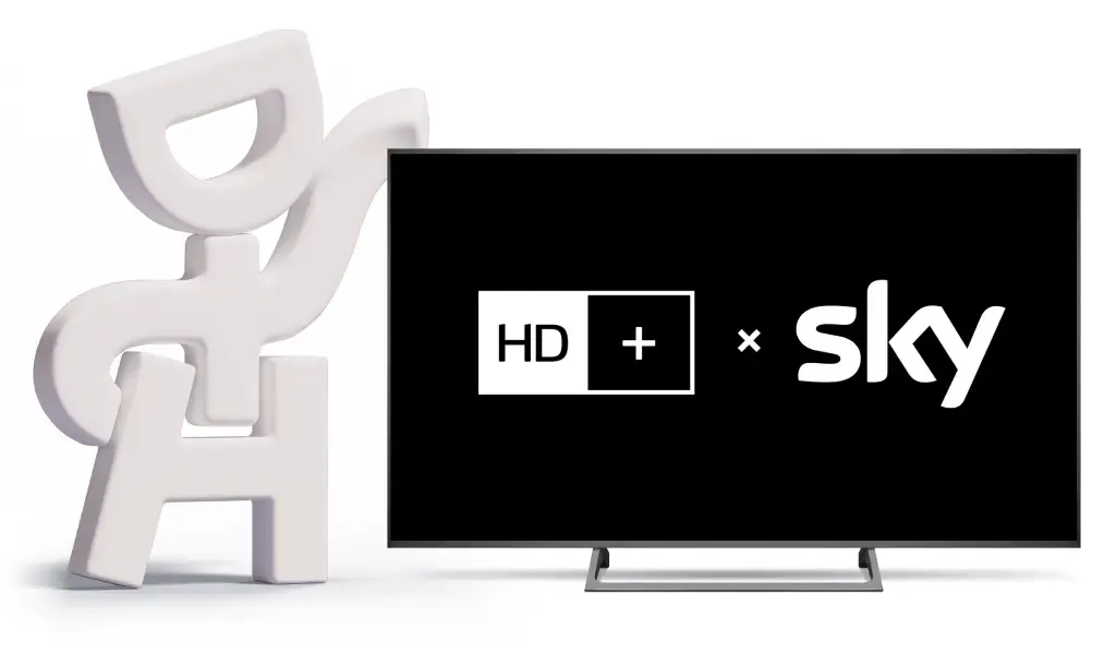 Ein moderner Fernsehbildschirm, auf dem vor schwarzem Hintergrund die Logos „HD+“ und „Sky“ zu sehen sind, daneben eine abstrakte weiße Skulptur.