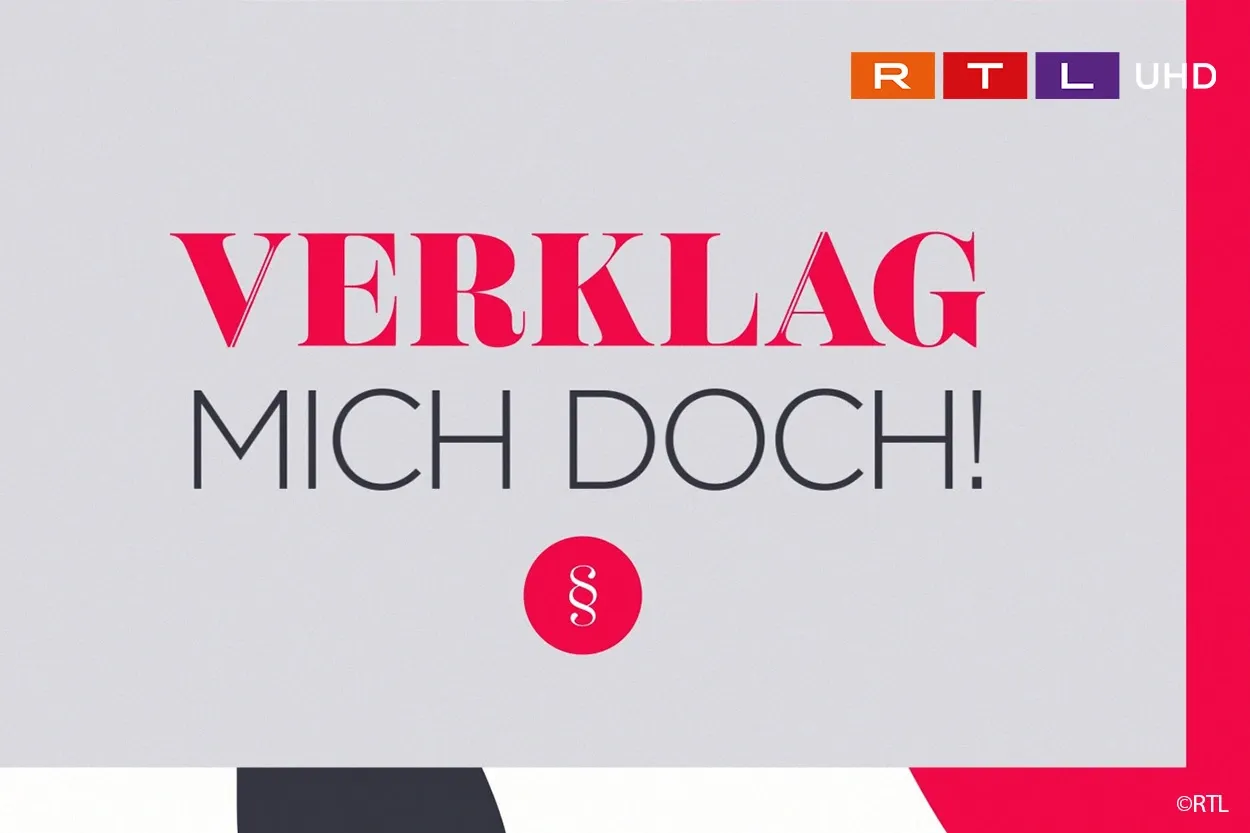 Auf einem Banner steht der Text „VERKLAG MICH DOCH!“ zusammen mit RTL-UHD-Logos. Der Hintergrund ist hellgrau mit einem roten Akzent und einem Absatzzeichen.