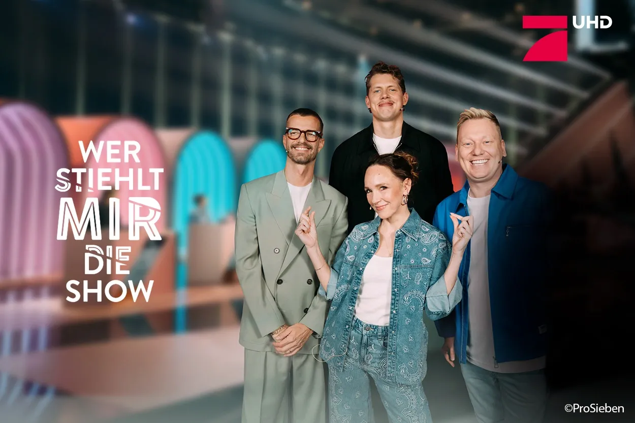 Vier Menschen lächeln vor bunten Bögen, dazu der Text „Wer stiehlt mir die Show“ und ein ProSieben-Logo in der rechten oberen Ecke.