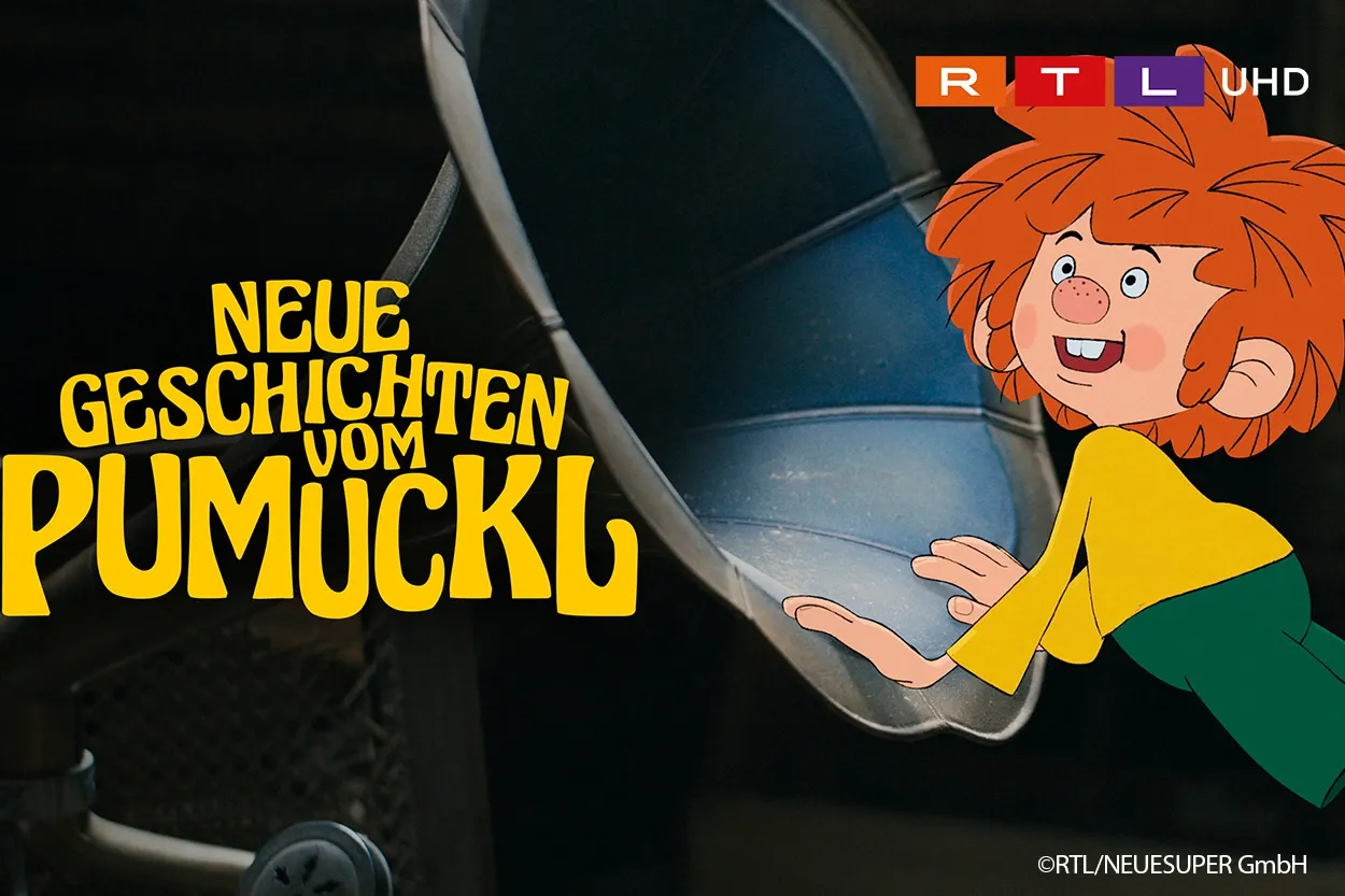 Zeichentrickfigur mit roten Haaren und grüner Hose neben einem alten Megafon. Der Text lautet „Neue Geschichten vom Pumuckl“ mit dem RTL-UHD-Logo.