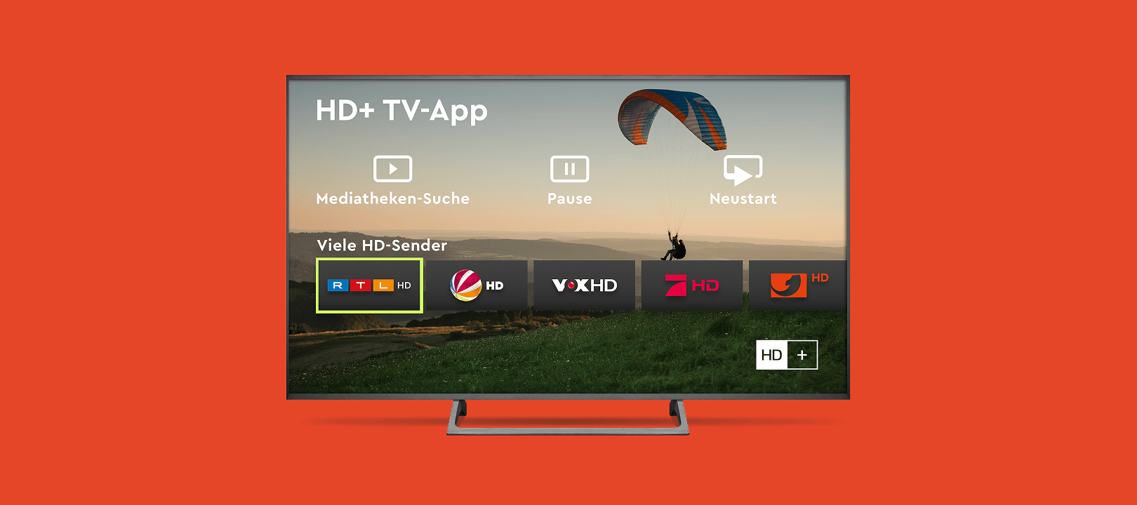 Ein Fernsehbildschirm, auf dem vor dem Hintergrund eines Sonnenuntergangs die Benutzeroberfläche einer HD-TV-App mit verschiedenen Senderlogos und Optionen wie Suche, Pause und Neustart angezeigt wird.
