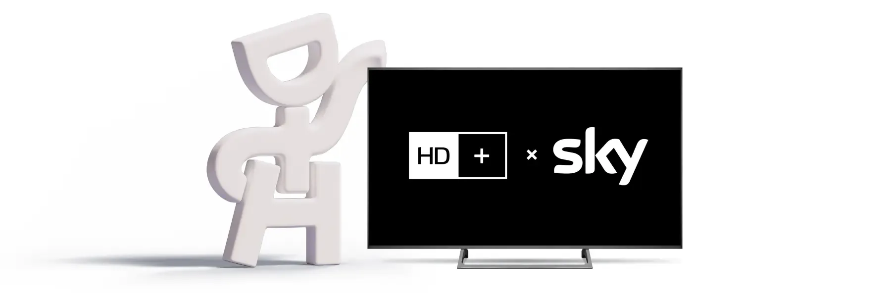 Ein moderner Fernsehbildschirm, auf dem vor schwarzem Hintergrund die Logos „HD+“ und „Sky“ zu sehen sind, daneben eine abstrakte weiße Skulptur.