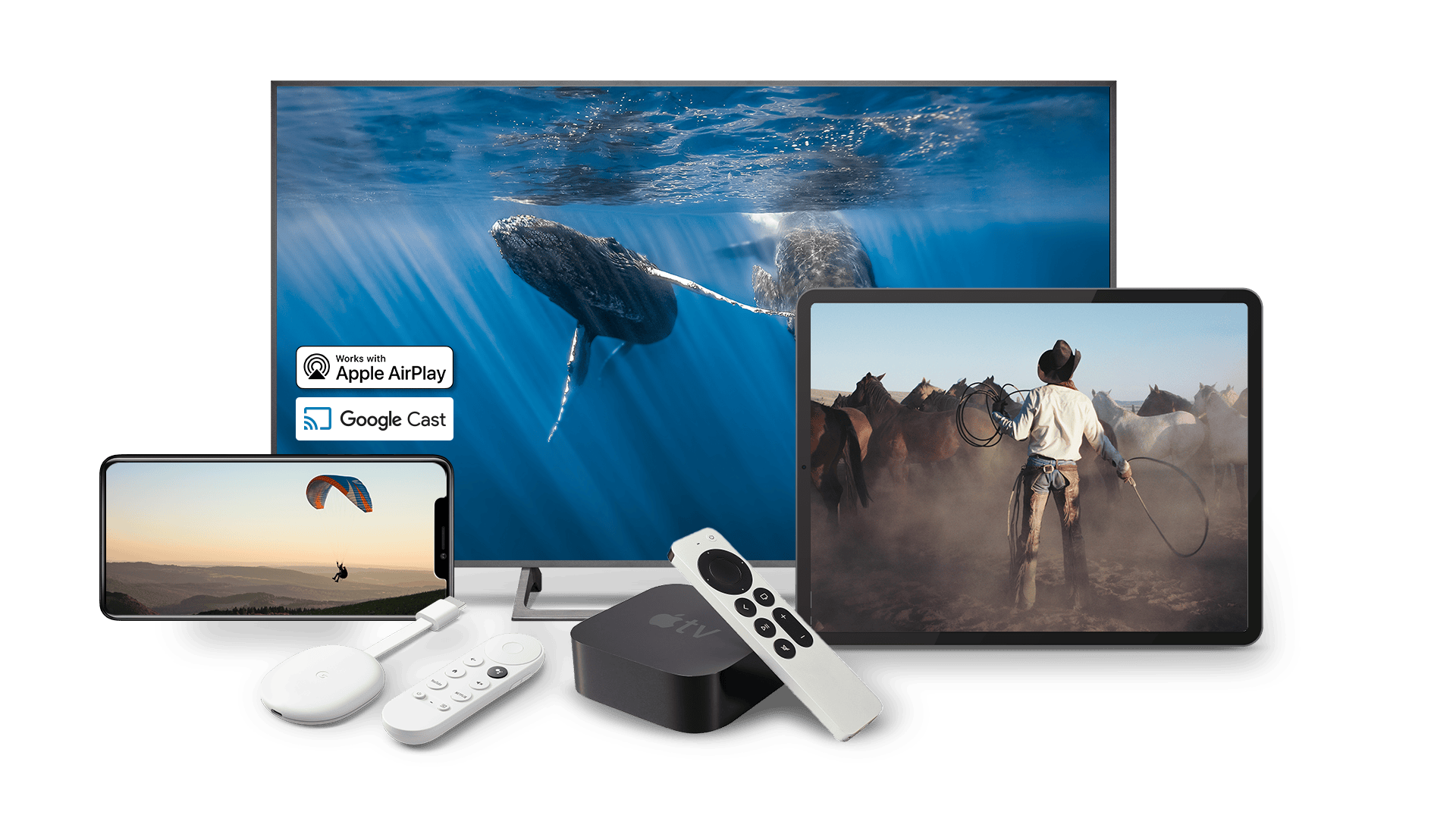 Verschiedene Streaming-Geräte und Fernbedienungen sind vor Bildschirmen mit Meeres- und Cowboy-Szenen zu sehen, die Konnektivitätsoptionen hervorheben.