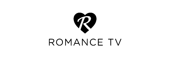 Ein schwarzes Herz mit dem Buchstaben „R“ darin, über dem Schriftzug „ROMANCE TV“ auf einem gesprenkelten Oval.