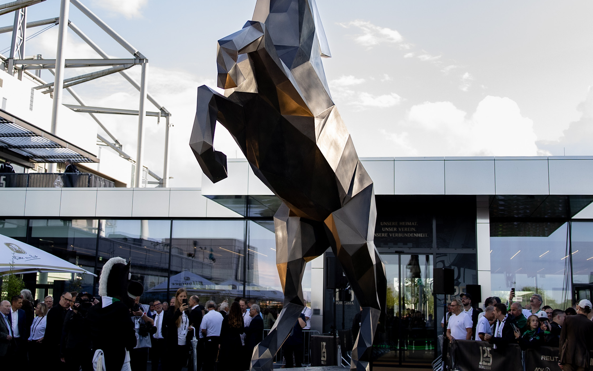 Eine geometrische Metallskulptur eines Pferdes, das auf einem Sockel steht