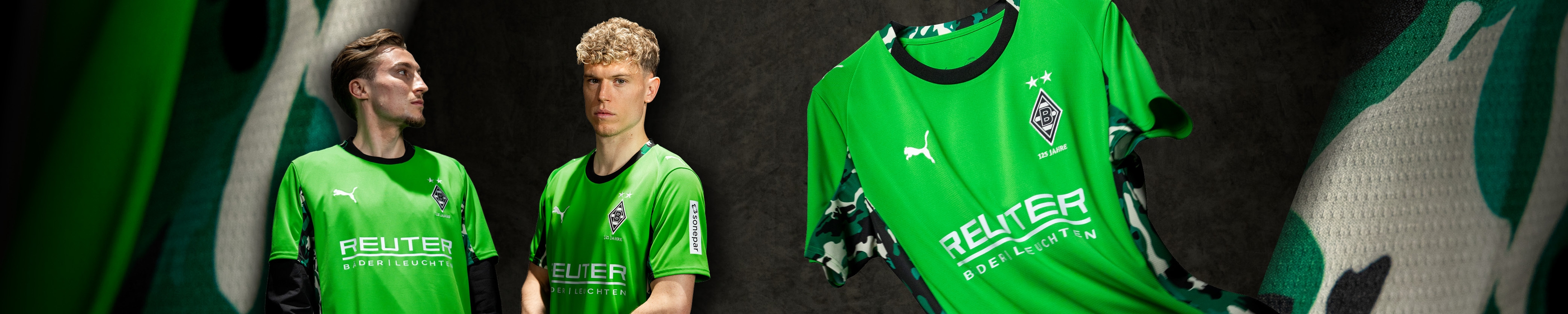 Zwei Personen tragen das grüne Borussia Mönchengladbach Auswärtstrikot 2025/26 mit Puma-Logo und 'Relter' Sponsorenaufdruck