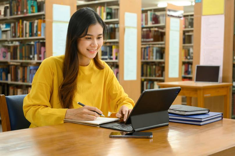 Advantages of Using an Education Loan Calculator for International Student Loans